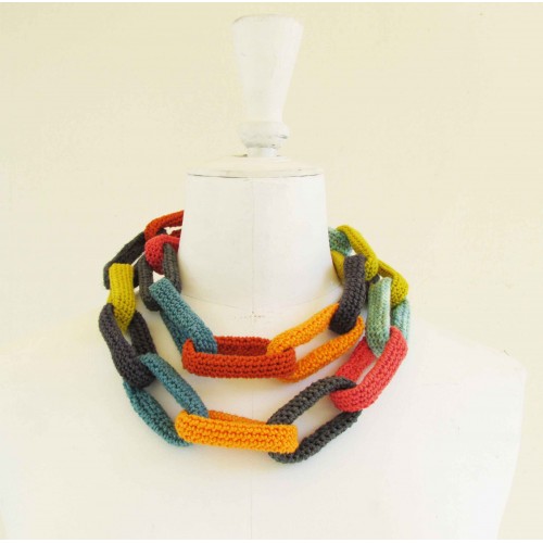 Sautoir cha&icirc;ne, anneaux crochet&eacute;s, gris, turquoise, anis et orange