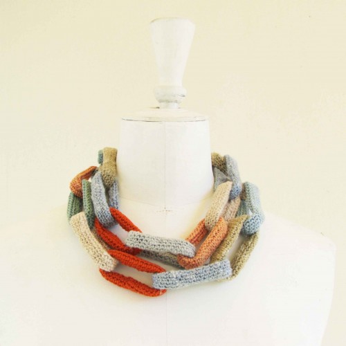 Sautoir cha&icirc;ne, anneaux crochet&eacute;s, naturel, bleu ciel, p&ecirc;che et orange