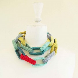 Collier cha&icirc;ne, anneaux crochet&eacute;, aquamarine, bleu ciel, anis et rouge