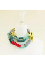 Sautoir chaîne, anneaux crocheté, aquamarine, bleu ciel, anis et rouge