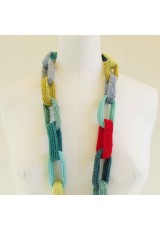 Collier chaîne, anneaux crocheté, aquamarine, bleu ciel, anis et rouge