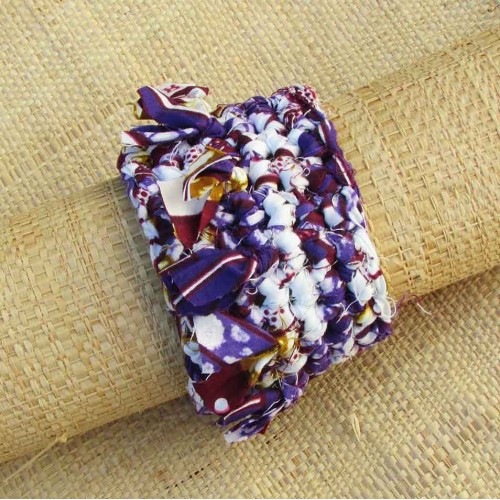 Manchette en wax violet, bordeaux, moutarde et blanc avec franges