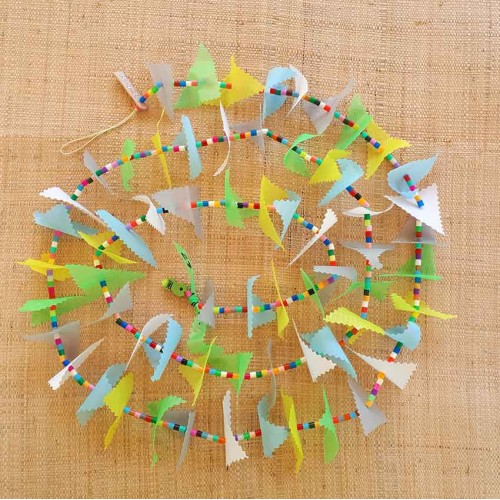 Guirlande tissu de spinnaker et perles multicolores n°28 (lundi de Pâques)