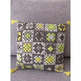 Coussin carr&eacute; crochet gris et jaunes