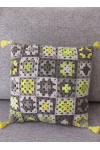 Coussin carré crochet gris et jaunes