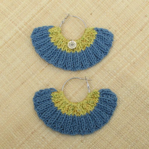 Boucles d'oreilles &eacute;ventail bleu gris et curry iris&eacute;