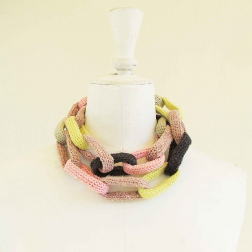 Sautoir cha&icirc;ne, anneaux crochet&eacute;s, jaunes, roses et gris
