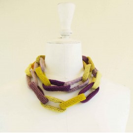 Collier chaîne, anneaux crochetés, jaunes et violets en dégradé