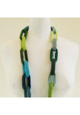 Collier chaîne, anneaux crochetés verts et turquoise