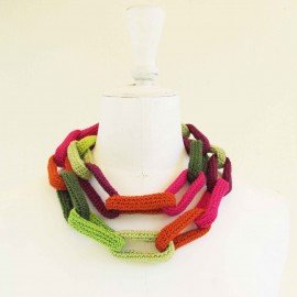 Collier chaîne, anneaux crochetés verts, rose, aubergine et orange