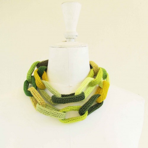 Sautoir cha&icirc;ne, anneaux crochet&eacute;s, jaunes et verts