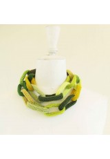 Sautoir chaîne, anneaux crochetés, jaunes et verts