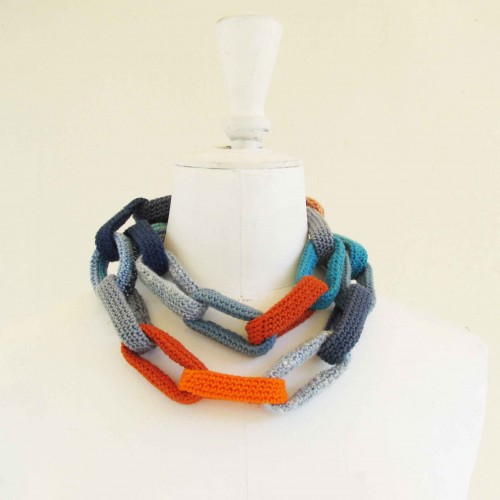 Sautoir cha&icirc;ne, anneaux crochet&eacute;s, bleus et orange
