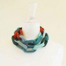 Collier cha&icirc;ne, anneaux crochet&eacute;s, aquamarine, vert, turquoise et orange