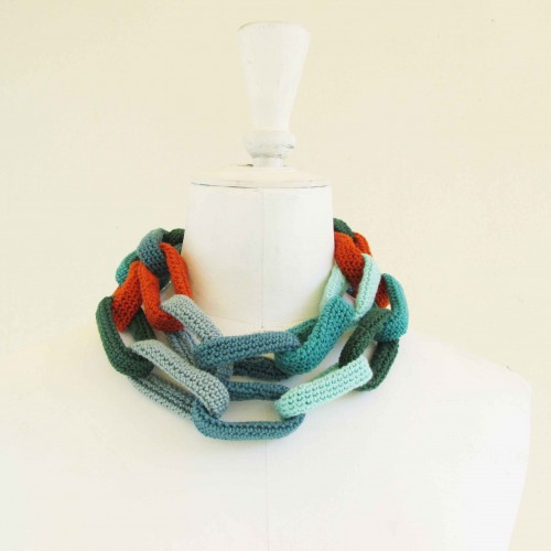 Sautoir cha&icirc;ne, anneaux crochet&eacute;s, aquamarine, vert, turquoise et orange