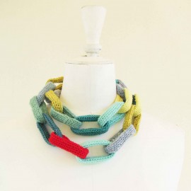 Collier chaîne, anneaux crocheté, aquamarine, bleu ciel, anis et rouge