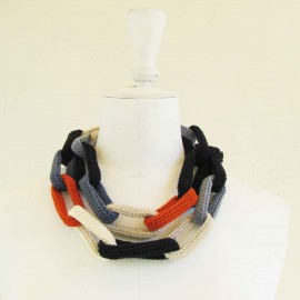 Collier chaîne, anneaux crochetés, naturel, noir, bleus et orange